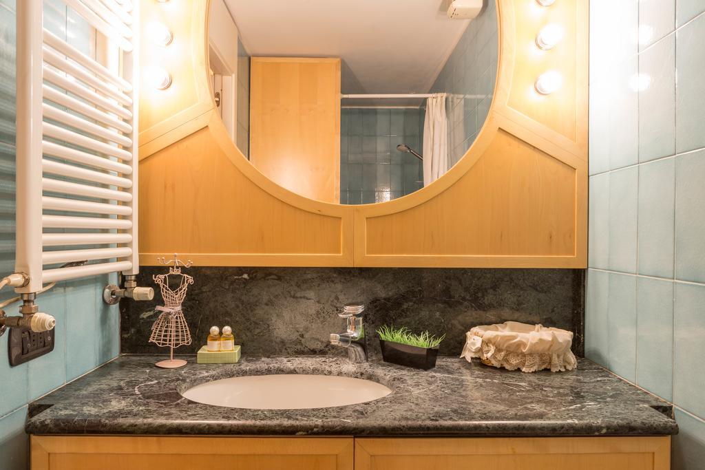 Friendly Domus Al Colosseo Rome Bagian luar foto